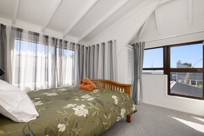 4 bedrooms, desk, iron/ironing board, WiFi - Mt Maunganui Hideaway (Mount Maunganui)