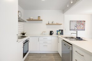 Fridge, microwave, oven, stovetop - Mt Maunganui Hideaway (Mount Maunganui)