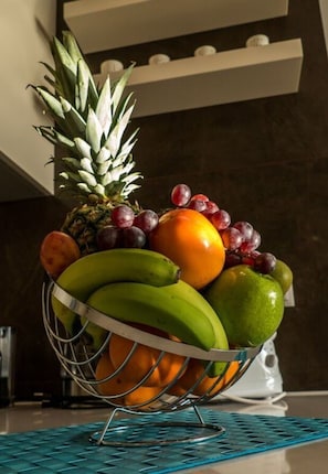 A fruit bowl on a kitchen counter. - Madeira Mar "seaside" (Funchal)