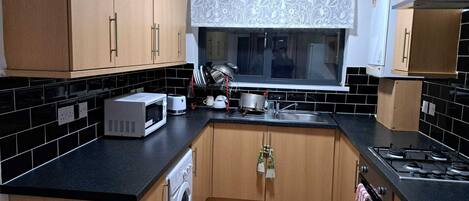 冷蔵庫、電子レンジ、オーブン、コンロ