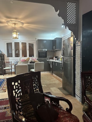 Fridge, microwave, oven, stovetop - Immaculate 4-Bed Villa in Tangier (Tangier)