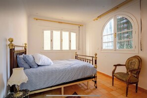 4 habitaciones, tabla de planchar con plancha, wifi y ropa de cama 