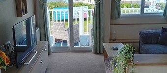 2 Bed Chalet - Sleeps 4 - Pets - Parking