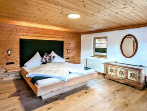 House | 6 bedrooms, individually furnished, bed sheets