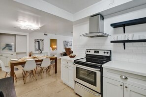 Køleskab, mikrobølgeovn, ovn, kogeplade