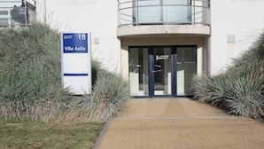 A building entrance with a sign indicating 'Villa Aello' and the number '18'. - Apartment in Nieuwpoort Near the Marina (Nieuwpoort)