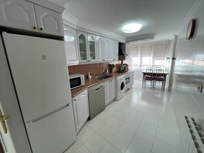 Kühlschrank, Mikrowelle, Ofen, Geschirrspüler