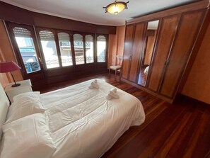 4 bedrooms, iron/ironing board, travel cot, free WiFi