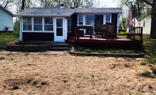 Cozy cabin on Little McDonald with amazing walk out beach!