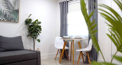 Cozy Boho Guest House w/Patio - 6 min from the beach!