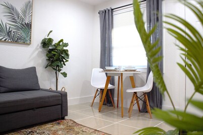 Cozy Boho Guest House w/Patio - 6 min from the beach!