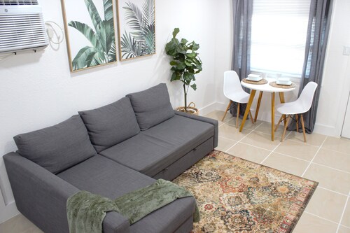 Cozy Boho Guest House w/Patio - 6 min from the beach!
