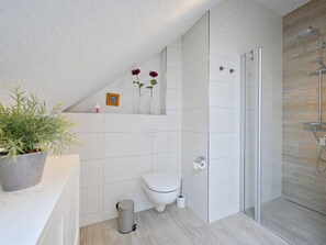 Bathroom - "flotsam" Modern Retreat (Trent)