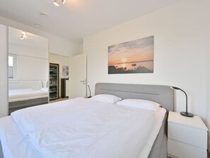 4 bedrooms, individually furnished, iron/ironing board - "flotsam" Modern Retreat (Trent)