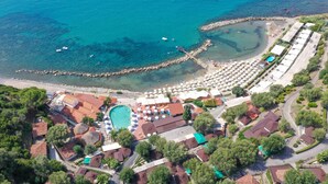 An aerial view of a coastal resort with a beach, a swimming pool, and a marina. - Flat in Caprioli di Pisciotta With sea View (Pisciotta)