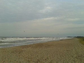 A beach with a sandy shore and waves. - Huus Schippe "stockholm" (Maasholm)
