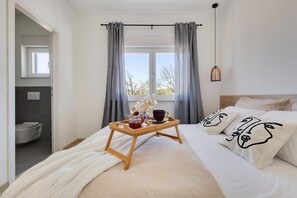 4 chambres, ameublement personnalisé, fer et planche à repasser