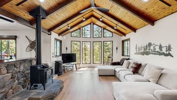 Télévision, cheminée, jeux vidéo, table de tennis de table