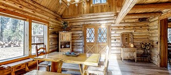 Rustic Charm: Spacious log cabin, close to outdoor adventures, cozy vibes