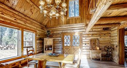 Rustic Charm: Spacious log cabin, close to outdoor adventures, cozy vibes