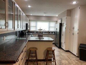 冷蔵庫、電子レンジ、オーブン、コンロ