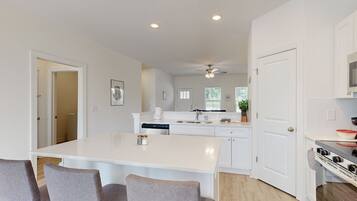 KylskÄp, mikrovÄgsugn, ugn och spishÀll