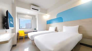 Standard Twin Room | Down comforters, in-room safe, desk, laptop workspace