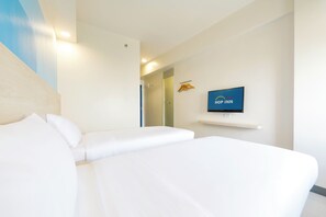 Standard Twin Room | Down comforters, in-room safe, desk, laptop workspace
