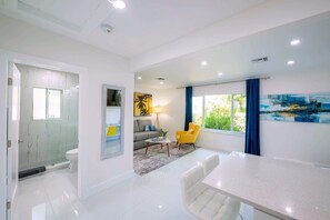 Interior - Uhost AI | Stylish 1BR, Close to Attractions (Fort Lauderdale)