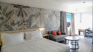 Caja de seguridad en la habitación, escritorio y cortinas blackout