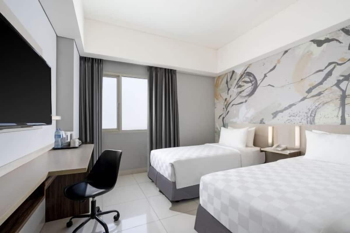 1 kamar tidur, brankas, meja kerja, dan tirai kedap cahaya