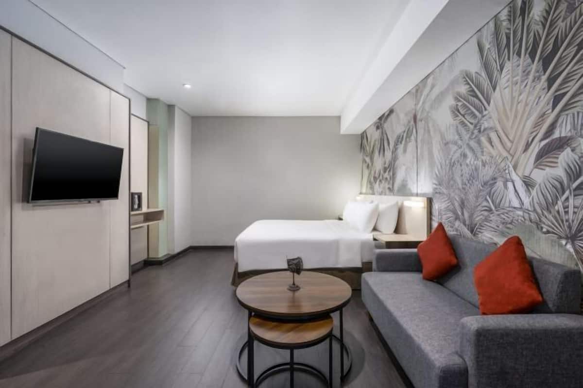 1 kamar tidur, brankas, meja kerja, dan tirai kedap cahaya