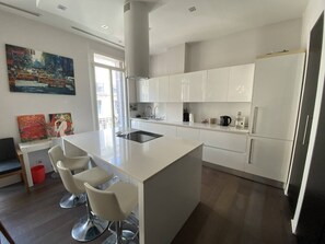 Réfrigérateur, batterie de cuisine, vaisselle et ustensiles