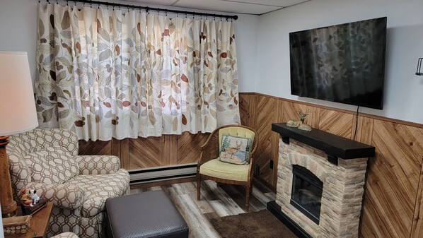 Fireplace - The White Tail at Carls Cabins (Hettinger)