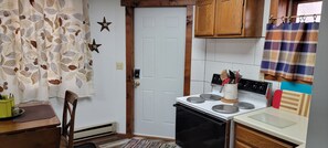 Fridge, microwave, oven, stovetop - The White Tail at Carls Cabins (Hettinger)