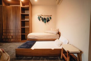 Een slaapkamer met een houten bed, een klein tafeltje en een kledingkast.