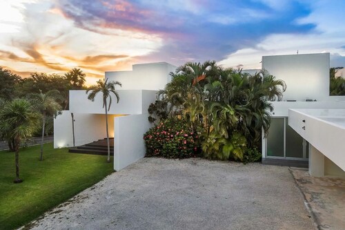 Villa Yakunah|5min walk to lagoon oasis|WIFI|AC