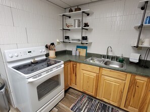 Réfrigérateur, four à micro-ondes, un four, surface de cuisson