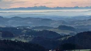 A panoramic view of a mountainous landscape with a village in the valley. - Appartement Peter in Freyung im Bayerischen Wald (Freyung)