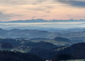 A panoramic view of a mountainous landscape with a village in the valley. - Appartement Peter in Freyung im Bayerischen Wald (Freyung)
