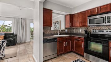 Réfrigérateur, micro-ondes, lave-vaisselle, cafetière/bouilloire