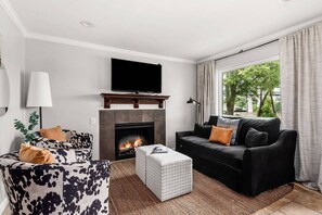 Smart TV, fireplace - RF1002 ~ 2 King Suites ~ Pool ~ Outdoor space on the River ~ Free Covered Parking ~ 1 Mi to Broadway (Nashville)