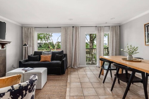 RF1002 ~ 2 King Suites ~ Pool ~ Outdoor space on the River ~ Free Covered Parking ~ 1 Mi to Broadway