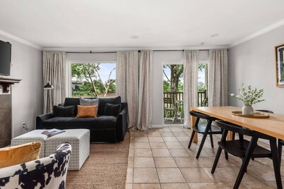 RF1002 ~ 2 King Suites ~ Pool ~ Outdoor space on the River ~ Free Covered Parking ~ 1 Mi to Broadway