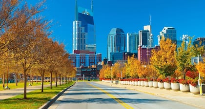 RF1002 ~ 2 King Suites ~ Pool ~ Outdoor space on the River ~ Free Covered Parking ~ 1 Mi to Broadway