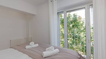 1 dormitorio, escritorio, tabla de planchar con plancha y wifi