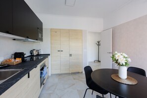 Fridge, microwave, oven, stovetop - Casa Mar Apartment - 1 bedroom 4 pax - Next to the sea - FREE WIFI (Barcelona)