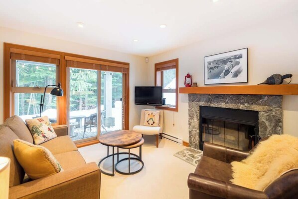 Smart TV, fireplace