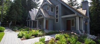 NEW LISTING, Peaceful Forest Setting, Ski-in, Shared Hot Tub, Free Parking