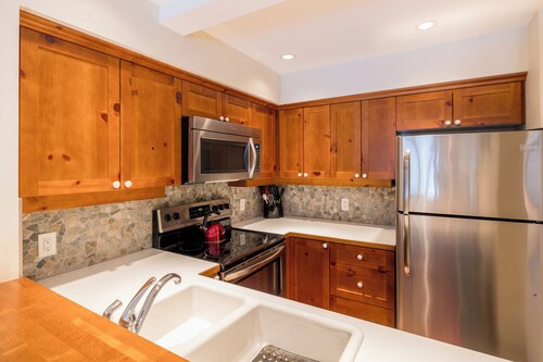 NEW LISTING, Peaceful Forest Setting, Ski-in, Shared Hot Tub, Free Parking